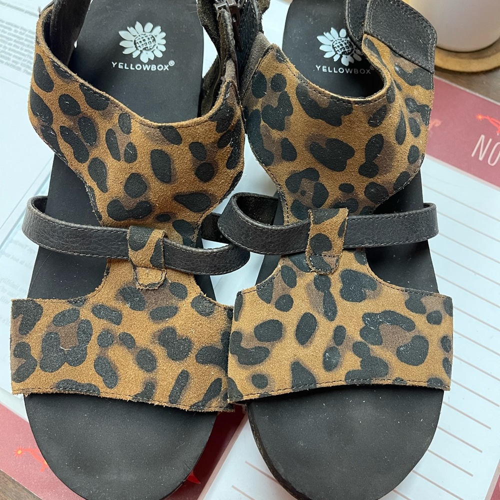 Stylish Leopard Print Sandals with Black Accents
